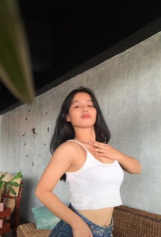 Sexy maypresado Shows Cleavage in White Crop Top