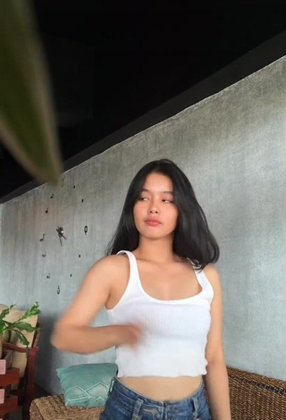 3. Sexy maypresado Shows Cleavage in White Crop Top