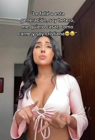 1. Sexy Marianella Flórez Lovera Shows Cleavage in Pink Crop Top