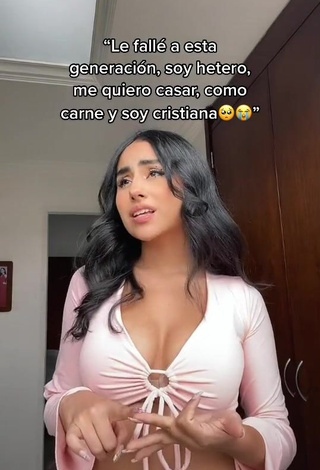 3. Sexy Marianella Flórez Lovera Shows Cleavage in Pink Crop Top