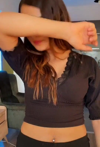 4. Sexy Melekazad Shows Cleavage in Crop Top