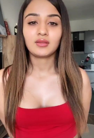 1. Hot Melekazad Shows Cleavage in Red Crop Top