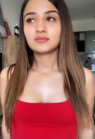 Hot Melekazad Shows Cleavage in Red Crop Top