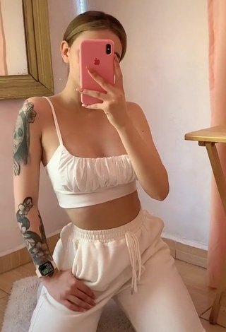 1. Beautiful Melisa Ruiz Shows Cleavage in Sexy White Crop Top