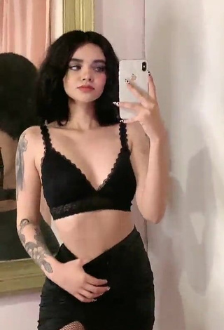 1. Sexy Melisa Ruiz Shows Cleavage in Black Crop Top