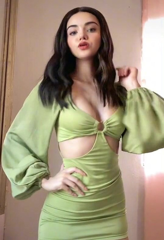 3. Hot Melisa Ruiz Shows Cleavage in Green Dress