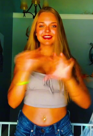 3. Hot morg Shows Cleavage in Grey Crop Top and Bouncing Tits