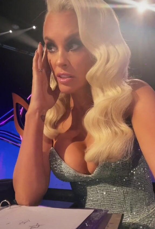 1. Hot Jenny McCarthy Shows Cleavage