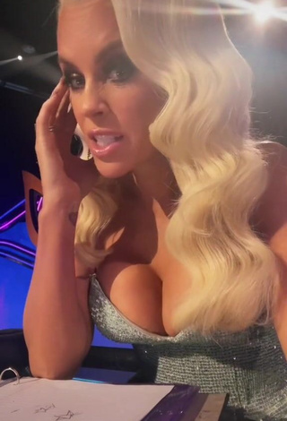 Hot Jenny McCarthy Shows Cleavage