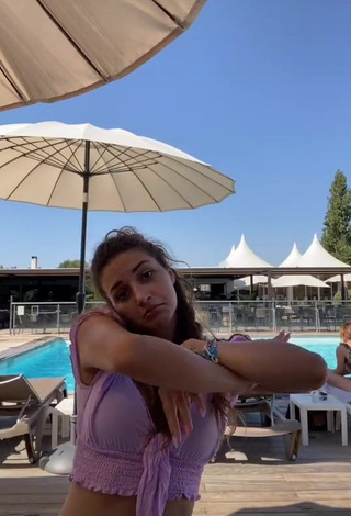 4. Sexy Néguine Alipour Shows Cleavage in Pink Crop Top at the Pool