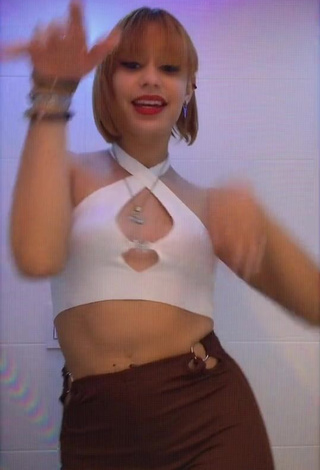 4. Desirable Nicol Gutiierrez Shows Cleavage in White Crop Top