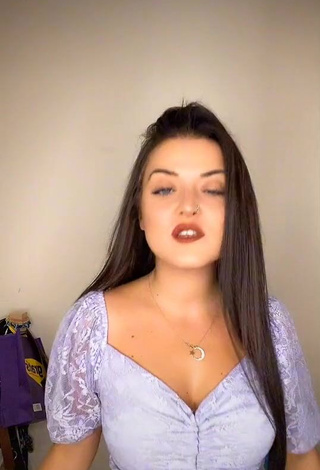 1. Hot Büşra Hancı Shows Cleavage in Purple Crop Top