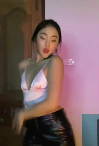 Hot Ppunnch Shows Cleavage in Pink Crop Top