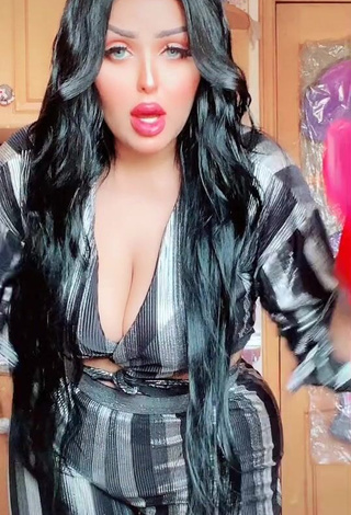 3. Sexy Salma Elshimy Shows Cleavage in Bodysuit