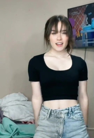 1. Sexy Samanthaa.cls2 Shows Cleavage in Black Crop Top