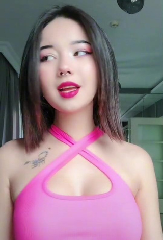 Sexy sevdoraa Shows Cleavage