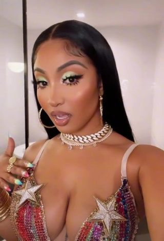 1. Sexy Shenseea Shows Cleavage