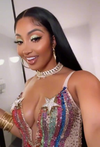 Sexy Shenseea Shows Cleavage