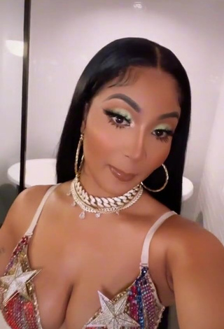 3. Sexy Shenseea Shows Cleavage