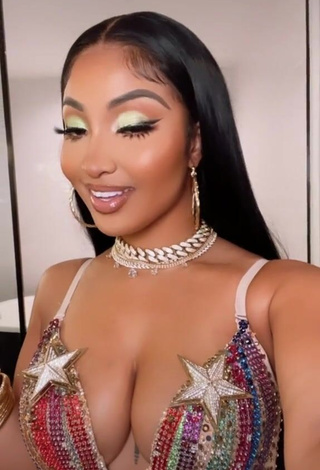 4. Sexy Shenseea Shows Cleavage