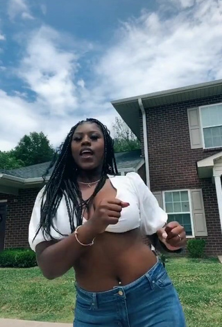 3. Wonderful Skaibeauty Shows Cleavage in White Crop Top and Bouncing Tits