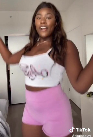 3. Sweetie Skaibeauty Shows Cleavage in Crop Top and Bouncing Boobs