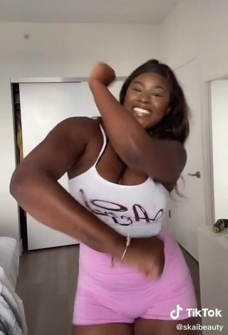 4. Sweetie Skaibeauty Shows Cleavage in Crop Top and Bouncing Boobs