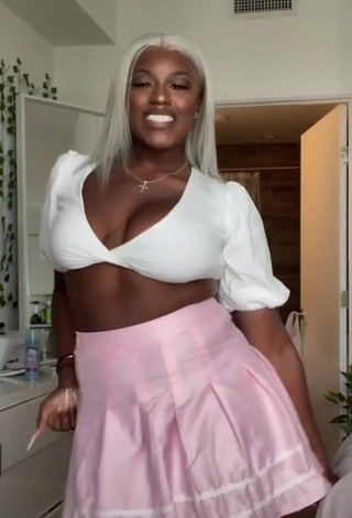 4. Hottie Skaibeauty Shows Cleavage in White Crop Top and Bouncing Tits