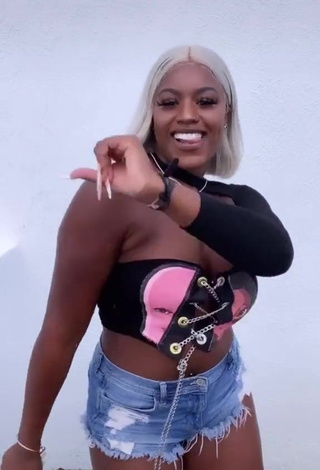 Elegant Skaibeauty Shows Cleavage in Crop Top and Bouncing Tits