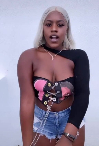 3. Elegant Skaibeauty Shows Cleavage in Crop Top and Bouncing Tits