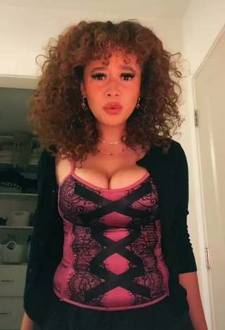 3. Hottie Talia Jackson Shows Cleavage