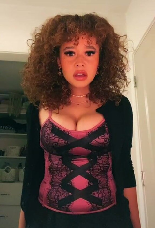 4. Hottie Talia Jackson Shows Cleavage