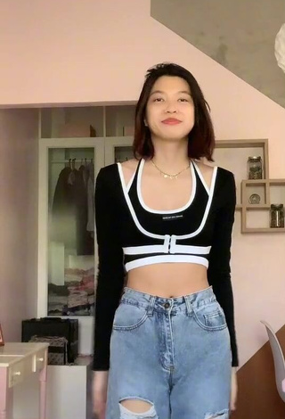 1. Sexy Tymi Fernandez Shows Cleavage in Crop Top