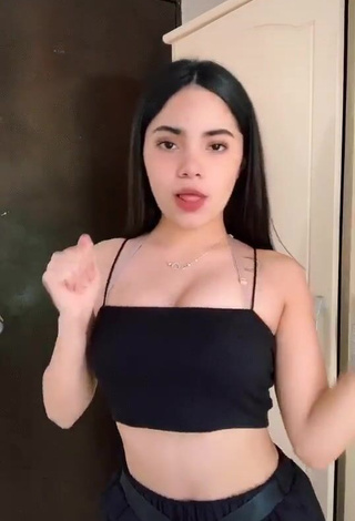 1. Sweetie Valeria Perez Shows Cleavage in Black Crop Top