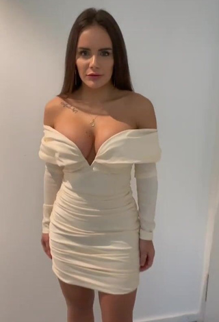 1. Sexy Giovanna Shows Cleavage in Dress