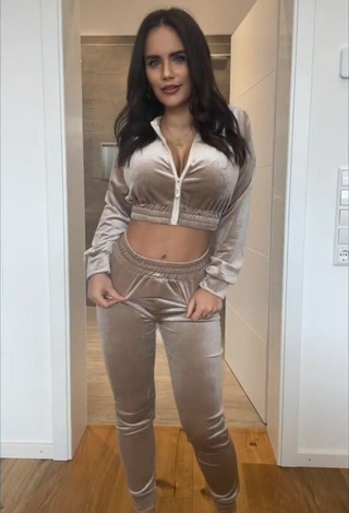 Beautiful Giovanna Shows Cleavage in Sexy Crop Top