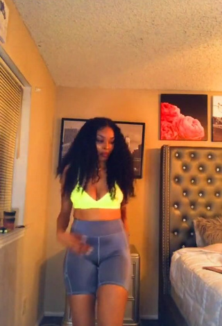 3. Sweetie Diandra Shows Cleavage in Light Green Crop Top