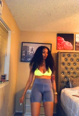 4. Sweetie Diandra Shows Cleavage in Light Green Crop Top