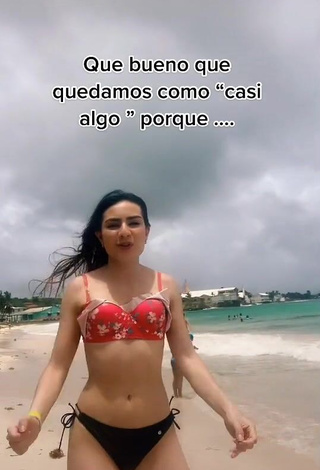 4. Sexy Karen Andrea Vanegas Shows Cleavage in Bikini at the Beach