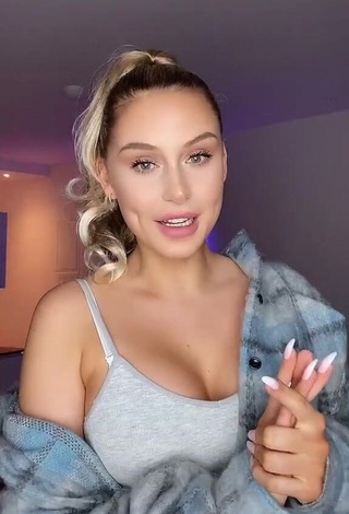 Dazzling Antonia Rot Shows Cleavage in Inviting Grey Crop Top