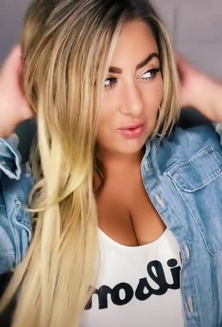 4. Sexy ashzash Shows Cleavage