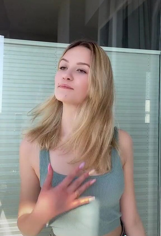 3. Sexy Oliwka Mintoli Shows Cleavage in Grey Crop Top