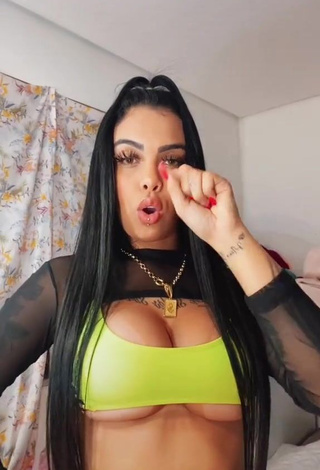 4. Nathi Rodrigues Demonstrates Erotic Cleavage (Underboob)