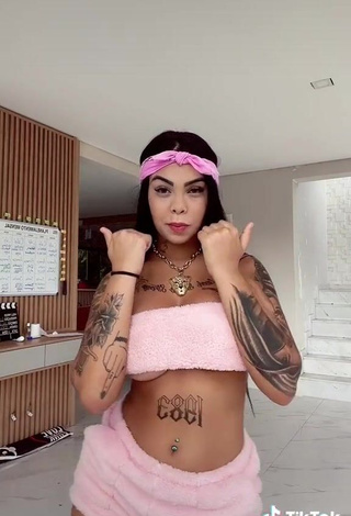 3. Hot Nathi Rodrigues Shows Cleavage in Pink Tube Top (Underboob)