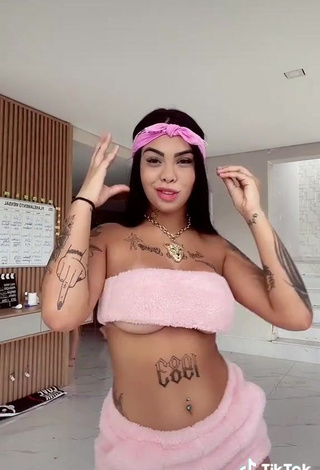 4. Hot Nathi Rodrigues Shows Cleavage in Pink Tube Top (Underboob)