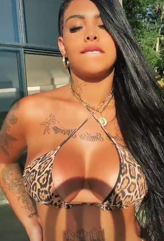 3. Beautiful Nathi Rodrigues Shows Cleavage in Sexy Leopard Bikini Top