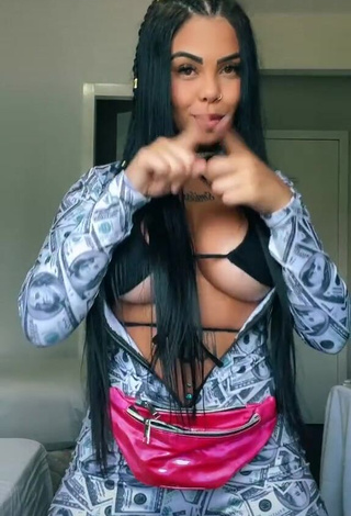 Sexy Nathi Rodrigues Shows Cleavage and Bouncing Boobs (Underboob)