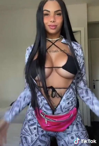 Nathi Rodrigues Shows her Inviting Cleavage and Bouncing Big Boobs (Underboob)