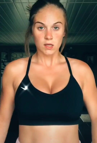 3. Desirable Doriane_lob Shows Cleavage in Black Crop Top and Bouncing Boobs