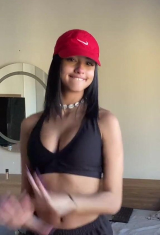 3. Breathtaking Maria Eduarda de Matos Barbosa Shows Cleavage in Black Crop Top and Bouncing Boobs